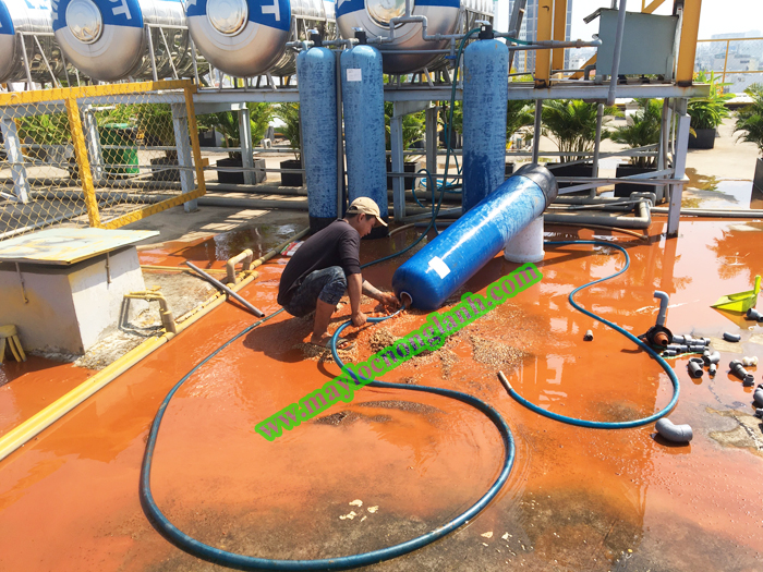 Thay vật liệu lọc nước giếng khoan